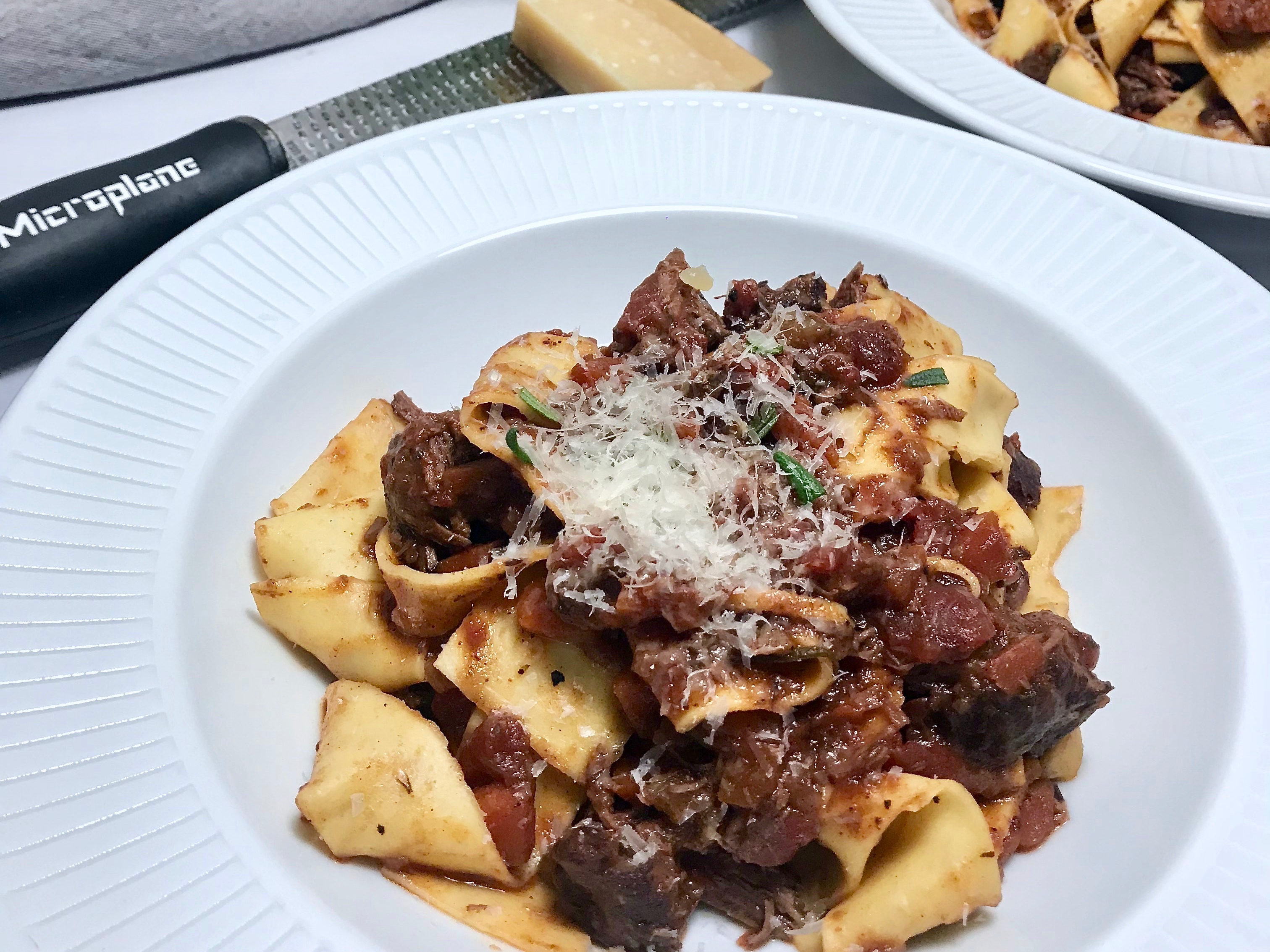 vildtragourt af hjortebov med pappardelle med parmasan